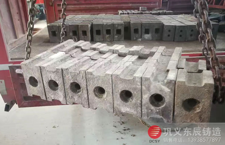 東辰鑄造廠細碎機高鉻合金錘頭發(fā)貨